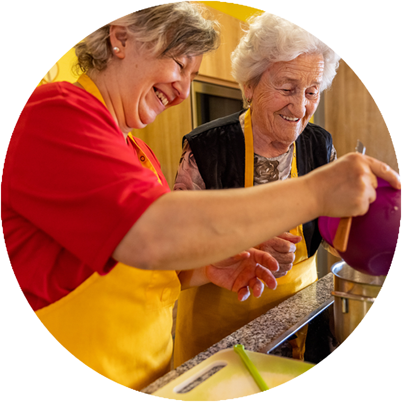 BeneVit Mitarbeiterin und Bewohnerin kochen