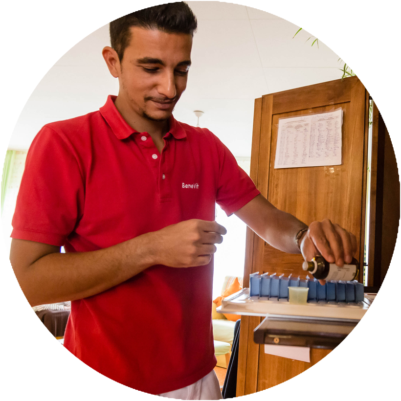 BeneVit Mitarbeiter füllt ein Becher