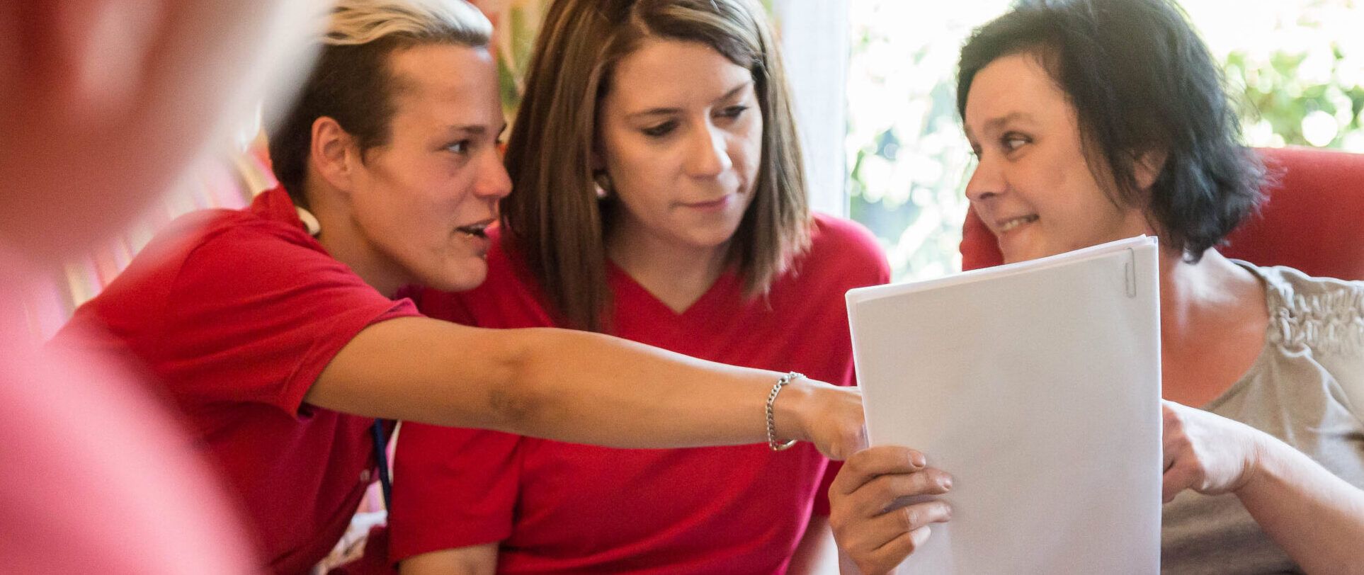 BeneVit Mitarbeiter und Bewohnerin