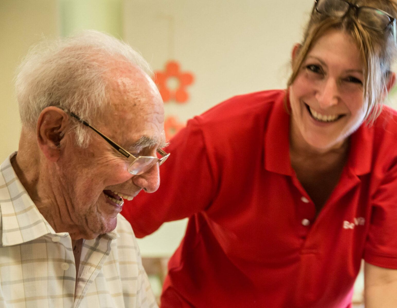 Älterer Mann mit BeneVit Mitarbeiterin