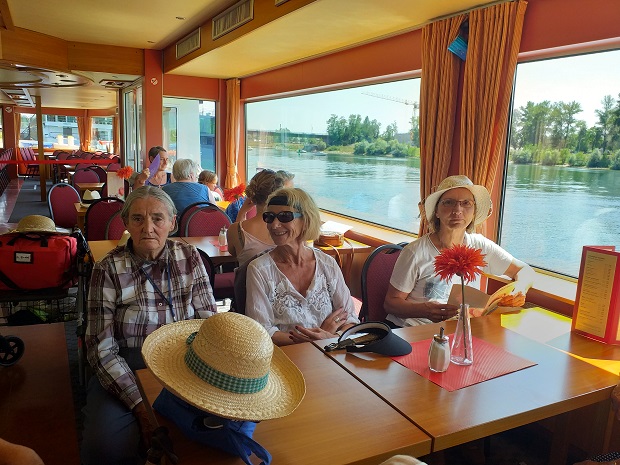 Ein Lebenswunsch geht in Erfüllung: Einmal Bootfahren auf dem Rhein