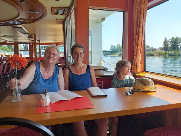 Ein Lebenswunsch geht in Erfüllung: Einmal Bootfahren auf dem Rhein