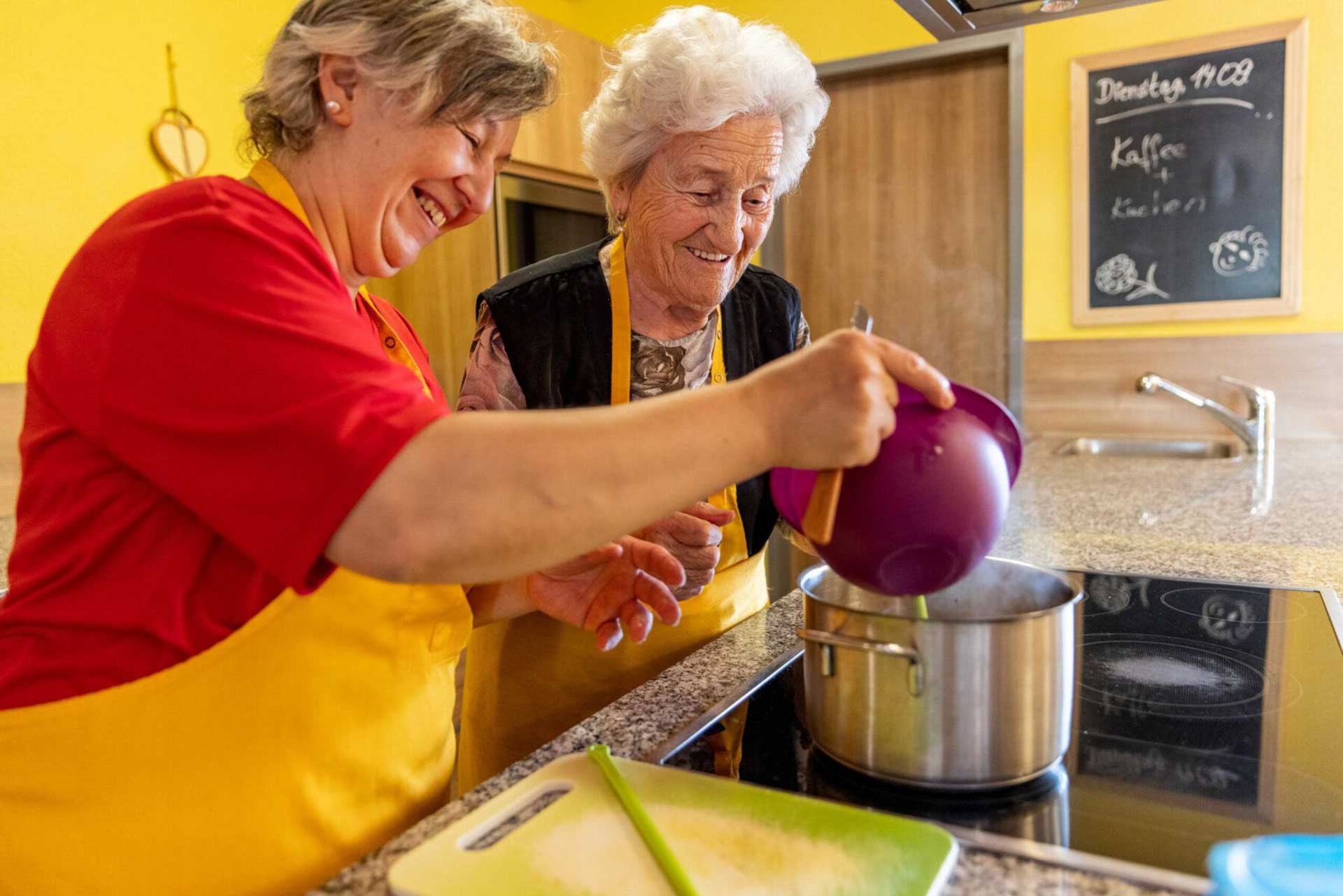 BeneVit Mitarbeiterin kocht gemeinsam mit Bewohnerin
