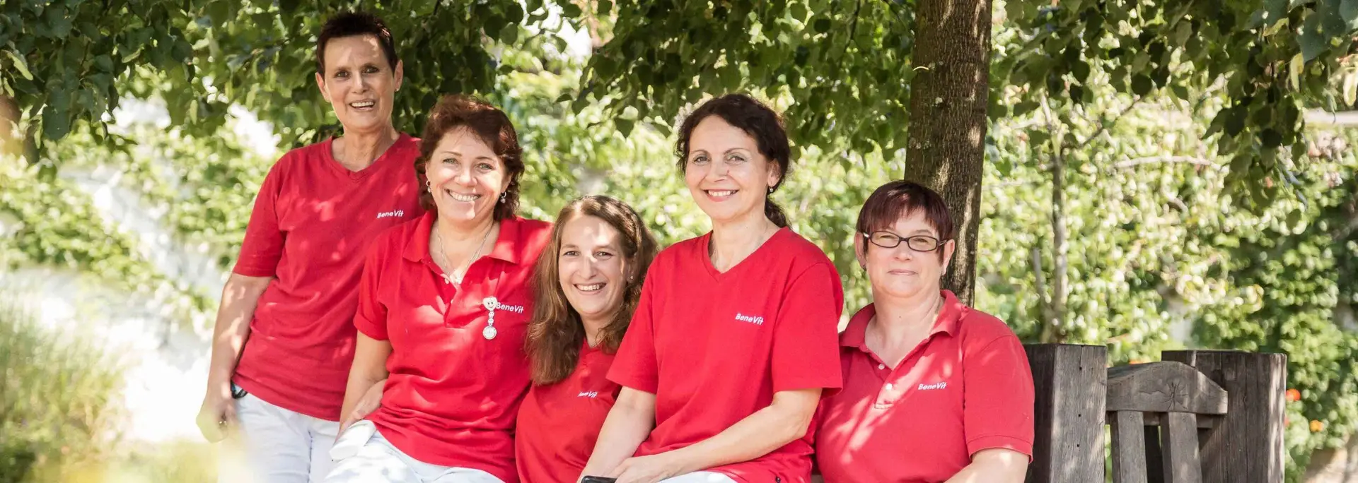 BeneVit Mitarbeiter unter einem Baum