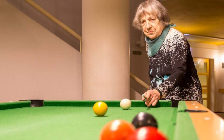BeneVit Bewohnerin spielt Billard