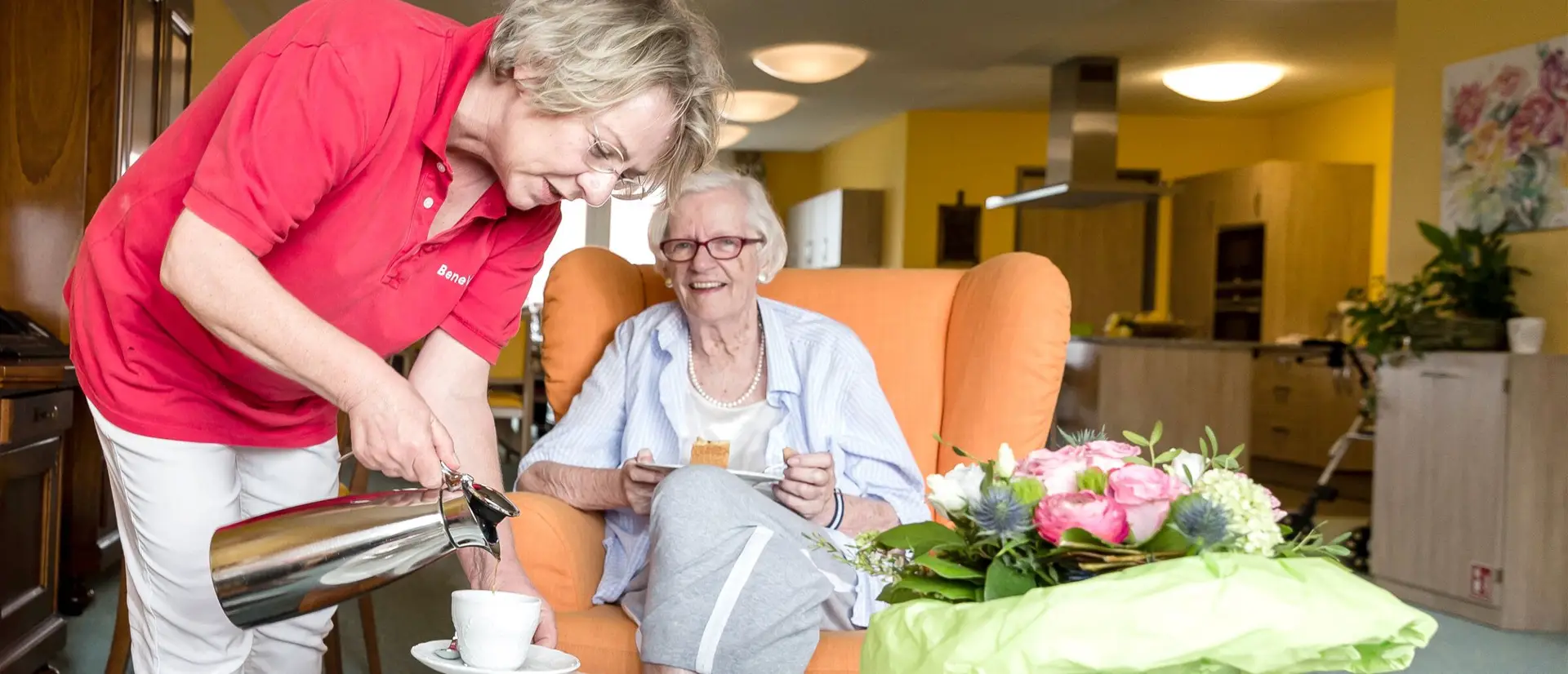 BeneVit Mitarbeiterin schenkt Bewohnerin Kaffee ein