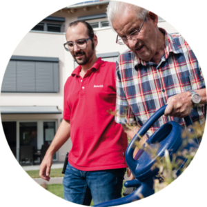 BeneVit Bewohner gießt Blumen