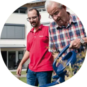 BeneVit Bewohner gießt Blumen