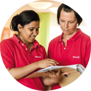 BeneVit Mitarbeiterinnen besprechen Dienstplan