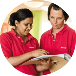 BeneVit Mitarbeiterinnen besprechen Dienstplan