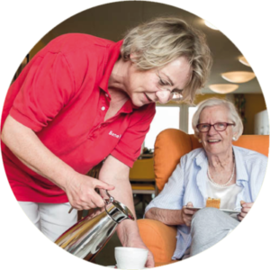 BeneVit Mitarbeiterin schenkt Kaffee ein