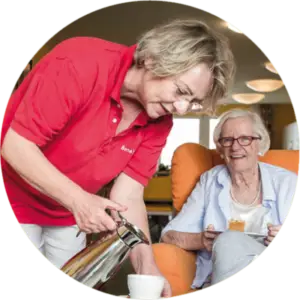 BeneVit Mitarbeiterin schenkt Kaffee ein