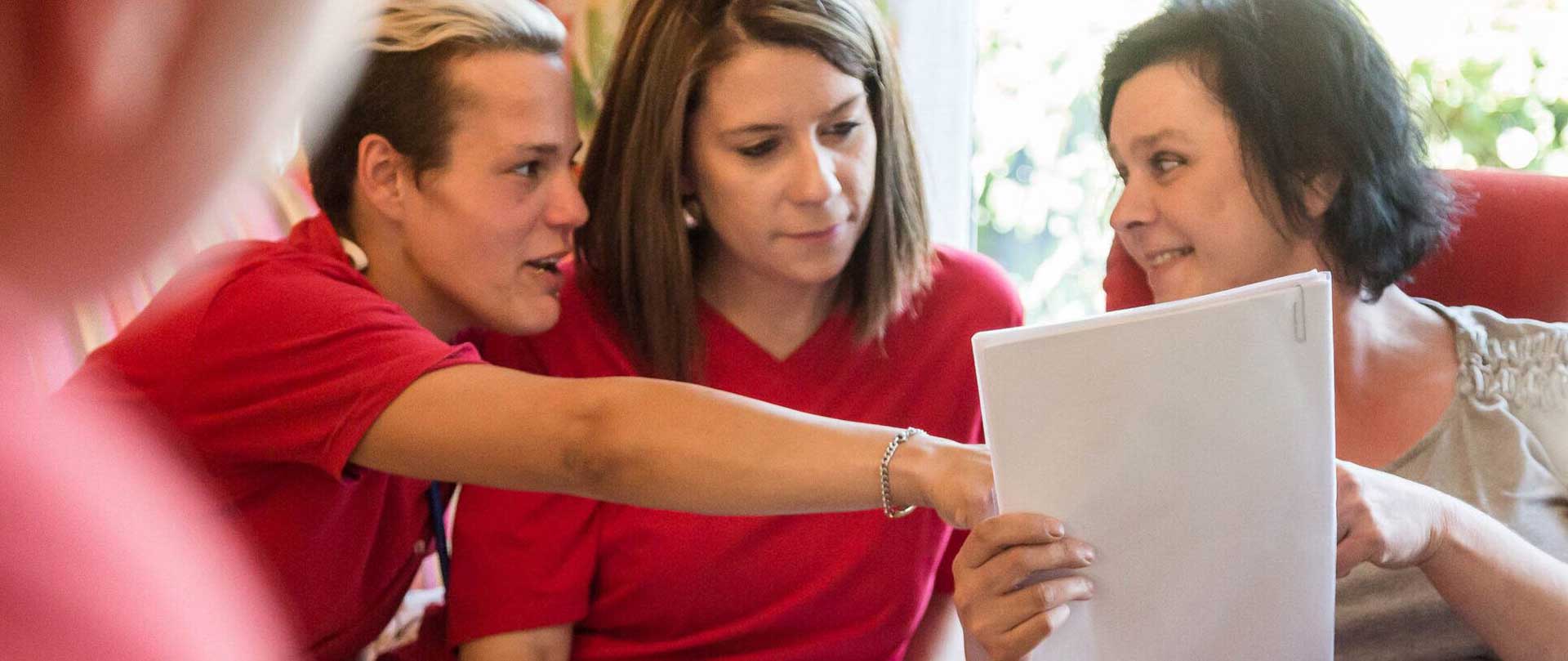 BeneVit Mitarbeiterinnen helfen Bewohnerin mit Bürokratie