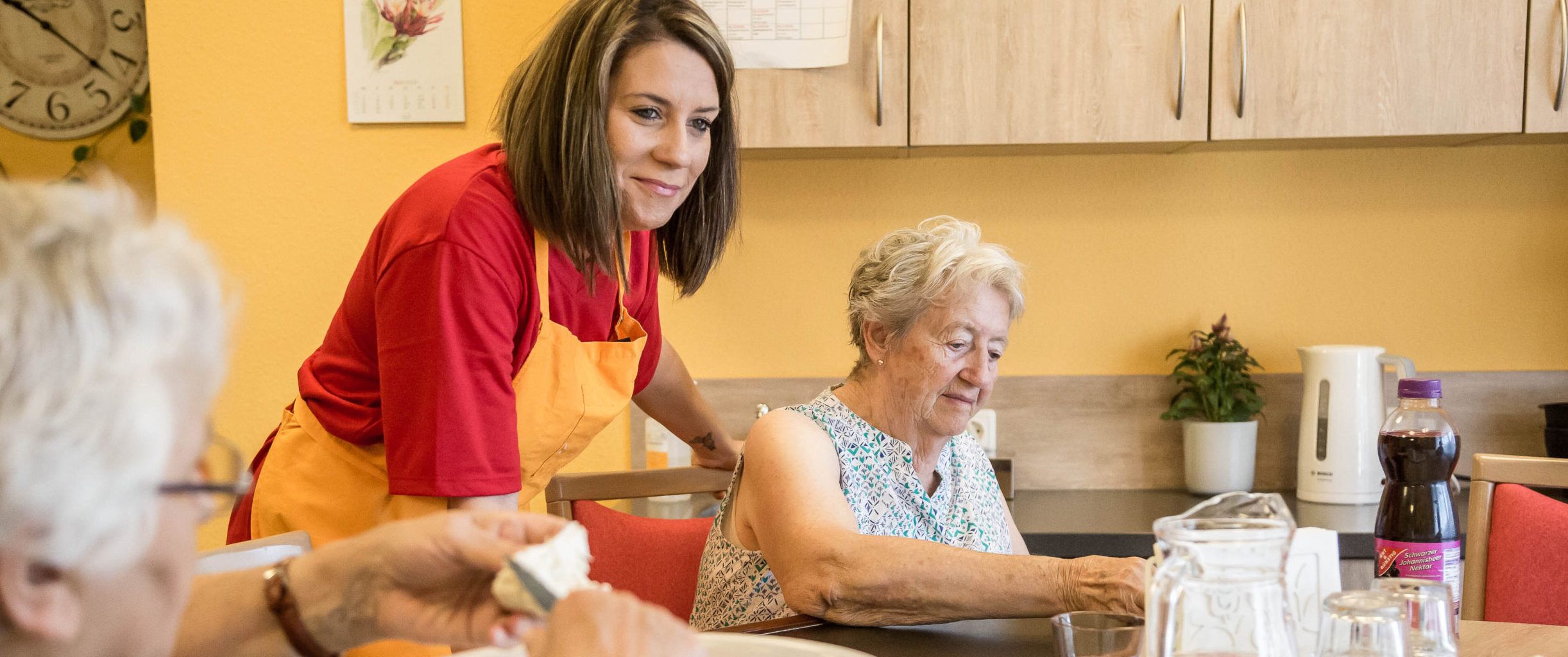 BeneVit Mitarbeiterin und Bewohnerinnen in der Küche