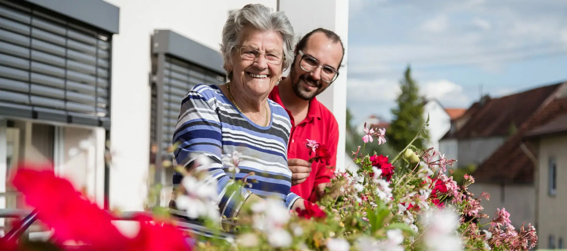 BeneVit Bewohnerin und Mitarbeiterin auf dem Balkon