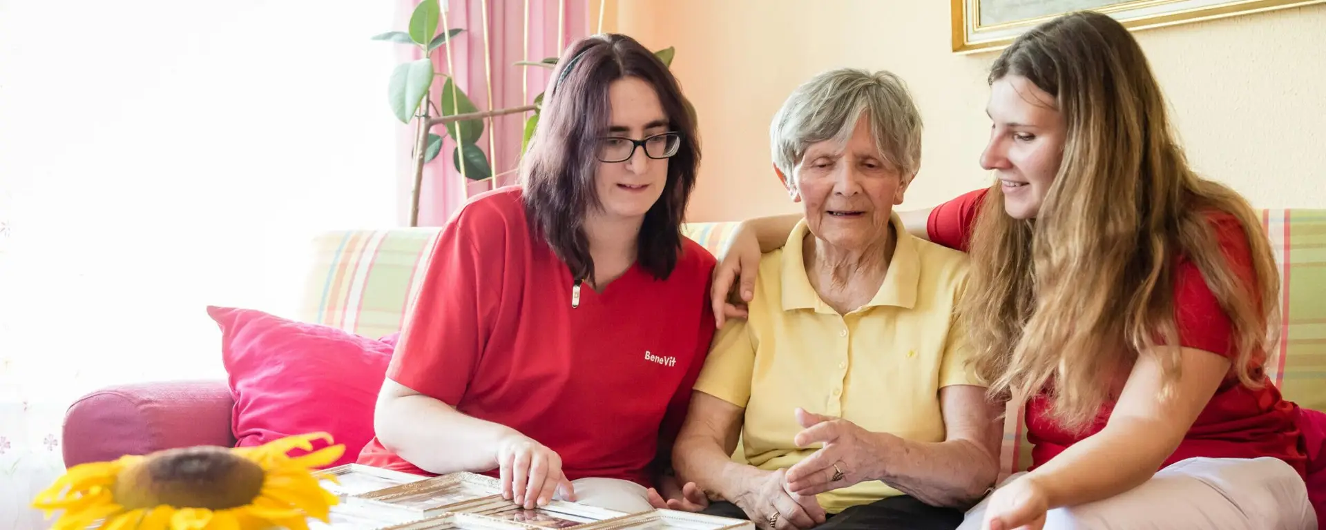 BeneVit Mitarbeiterinnen mit einer BeneVit Bewohnerin