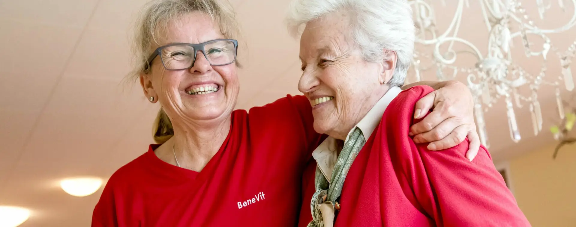 Glückliche BeneVit Mitarbeiterin und Bewohnerin