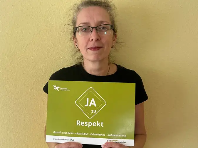 BeneVit Mitarbeiterin mit Plakat zu Respekt