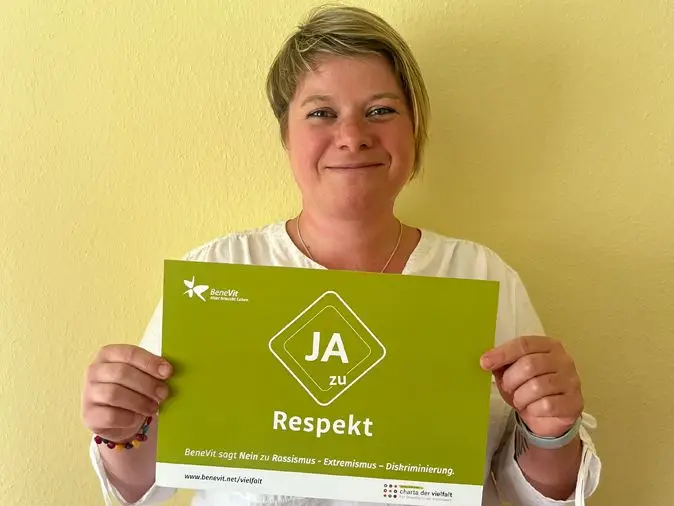 BeneVit Mitarbeiterin mit Plakat zu Respekt