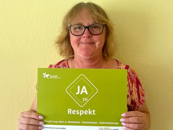 BeneVit Mitarbeiterin mit Plakat zu Respekt