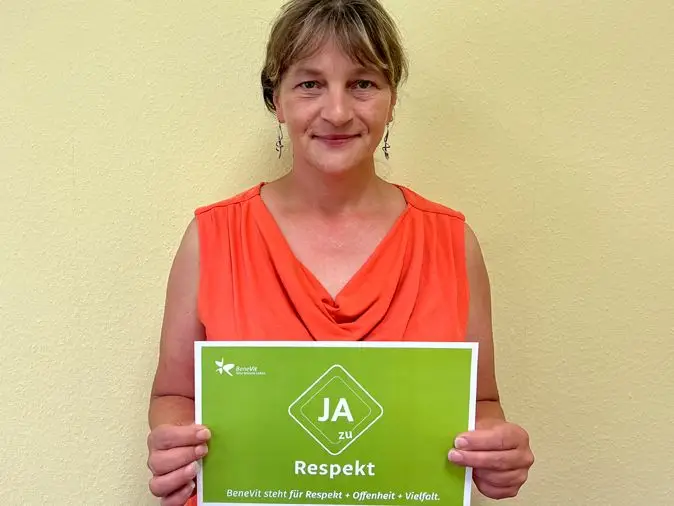 BeneVit Mitarbeiterin mit Plakat zu Respekt