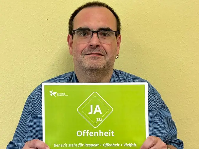BeneVit Mitarbeiterin mit Plakat zu Offenheit