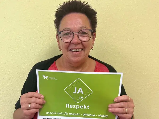 BeneVit Mitarbeiterin mit Plakat zu Respekt