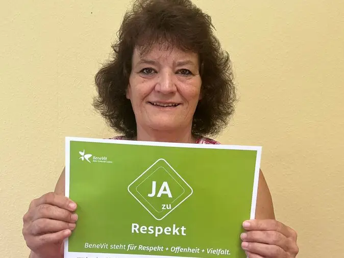 BeneVit Mitarbeiterin mit Plakat zu Respekt