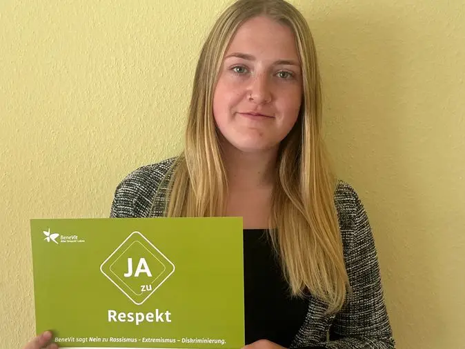 BeneVit Mitarbeiterin mit Plakat zu Respekt