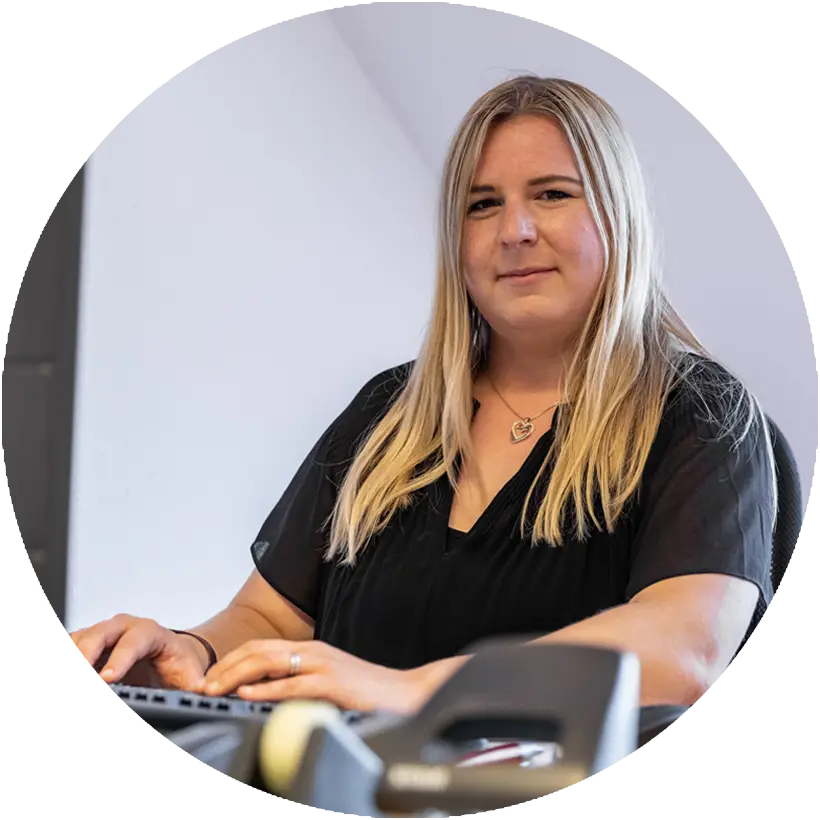 BeneVit Mitarbeiterin am PC