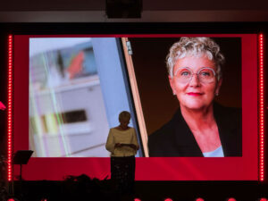 20 Jahre BeneVit – ein Fest, das verbindet und in Erinnerung bleibt Ein besonderer Gänsehautmoment: Zum Abschluss ihrer Rede holt Karin Pfister-Lutz Mitarbeitende aus allen Bereichen und Einrichtungen der BeneVit Gruppe auf die Bühne – ein eindrucksvolles Zeichen der Gemeinschaft.
